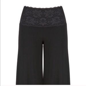 NWOT. High waisted gaucho Capri w/ lace waistband